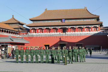 Peking  Soldaten vor dem Mittagstor in der Verbotenen Stadt