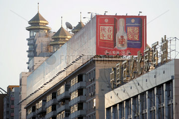 Peking  Werbung auf einem Hausdach
