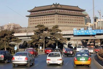 Peking  das Westtor der Stadtmauer an einer vielbefahrenen Strasse