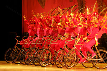 Peking  Artisten auf Fahrraedern
