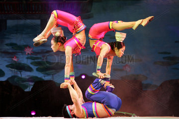 Peking  Artisten zeigen ihre Akrobatik