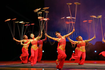 Peking  Artisten jonglieren mit Tellern