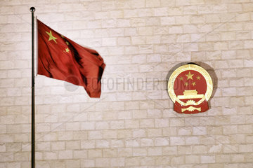 Chinesische Nationalflagge und Nationalemblem