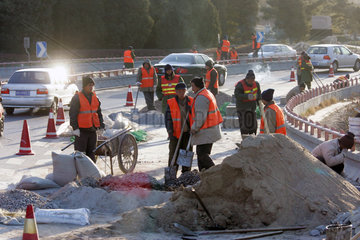 Peking  Bauarbeiter auf einer Strassenbaustelle