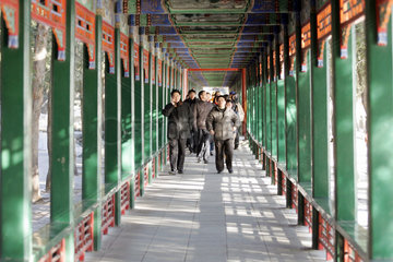 Peking  Touristen im Langen Korridor im Sommerpalast in Peking