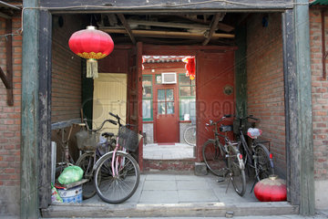 Peking  Fahrraeder stehen vor einem Hauseingang