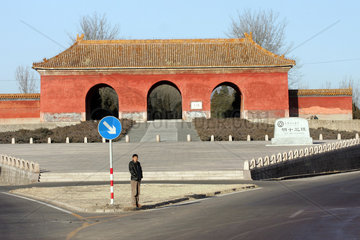Peking  das Grosse Palasttor bei den Ming-Graebern
