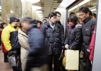 Peking  Passagiere beim Verlassen der U-Bahn