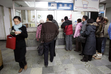 Peking  Passagiere am Fahrkartenschalter der U-Bahn