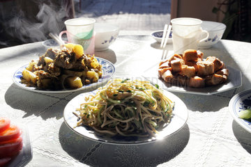 Teller mit chinesischen Speisen