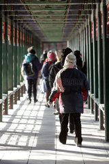 Peking  Touristen im Langen Korridor im Sommerpalast in Peking