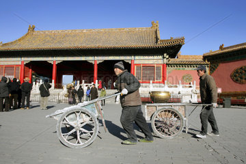 Peking  Maenner mit Handkarren in der Verbotenen Stadt