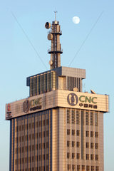 Peking  Logo der Telefongesellschaft CNC an einem Gebaeude