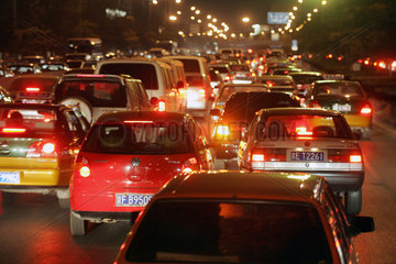 Peking  Strassenverkehr bei Nacht