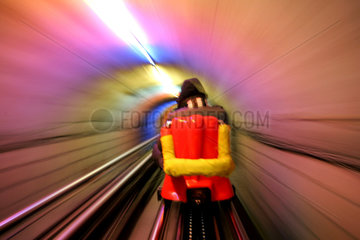 Symbolfoto  Mensch im Tunnel