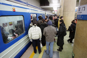 Peking  Passagiere steigen in eine U-Bahn ein