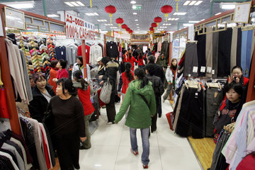 Peking  Menschen in einem Kaufhaus