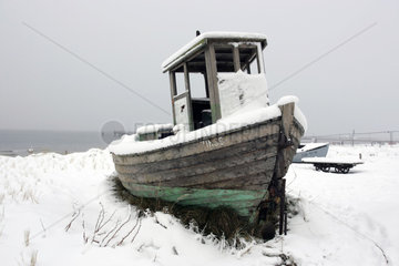 Zingst  eingeschneites Boot am Strand