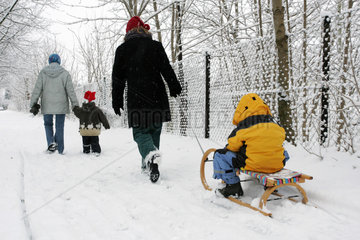 Neuenhagen  Muetter gehen mit ihren Kindern im Schnee spazieren