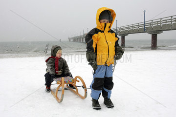 Zingst  Kinder mit Schlitten am Ostseestrand