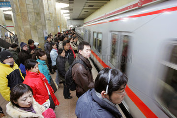Peking  Passagiere warten auf dem Bahnsteig der U-Bahn