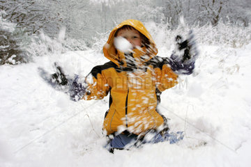 Neuenhagen  ein Kind tobt im Schnee