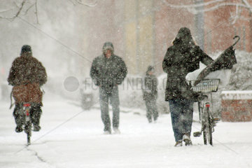 Berlin  Menschen auf verschneiter Strasse