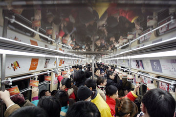 Peking  Reisende in der U-Bahn