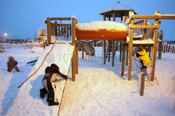 Zingst  Kinder im Winter auf einem Spielplatz