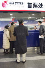 Peking  Reisende an einem Schalter der Fluggesellschaft Air China