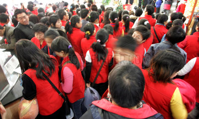 Peking  Menschengedraenge auf einer Strasse