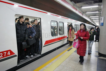 Peking  Passagiere warten auf die Abfahrt der U-Bahn