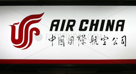 Peking  Schriftzug der Fluggesellschaft Air China