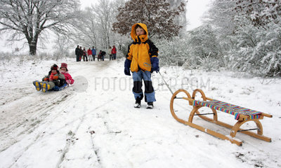 Neuenhagen  Kinder spielen im Schnee