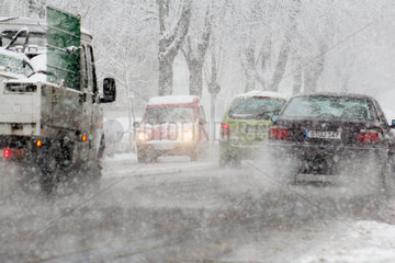 Berlin  Strassenverkehr bei Schneefall