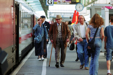 Reisende auf dem Stuttgarter Hauptbahnhof