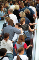 Menschen auf einer vollen Rolltreppe