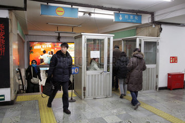 Peking  Eingang einer U-Bahnstation