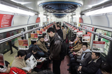 Peking  Reisende in der U-Bahn