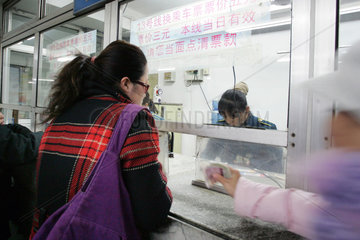 Peking  Frau am Fahrkartenschalter der U-Bahn