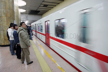Peking  Passagiere warten auf dem Bahnsteig der U-Bahn
