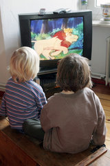 Berlin  Kinder sitzen vor dem Fernseher