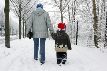 Neuenhagen  eine Mutter geht mit ihrem Kind im Schnee spazieren