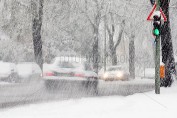Berlin  Strassenverkehr bei Schneefall