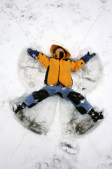 Neuenhagen  ein Junge macht einen Schneeengel
