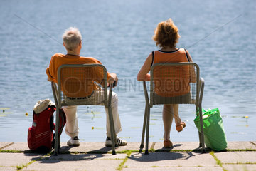 Berlin  Mann und Frau sitzen an einem See