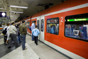 Muenchen  Fahrgaeste auf einem Bahnsteig der S-Bahn