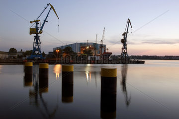 Wismar  die Aker MTW Werft Wismar in der Daemmerung