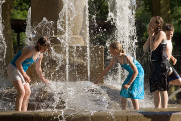 Berlin  Kinder planschen in einem Springbrunnen