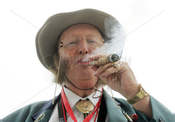 Epsom  Symbolfoto Raucher. Journalist John McCririck im Portrait